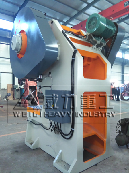 固定臺沖床背面實景